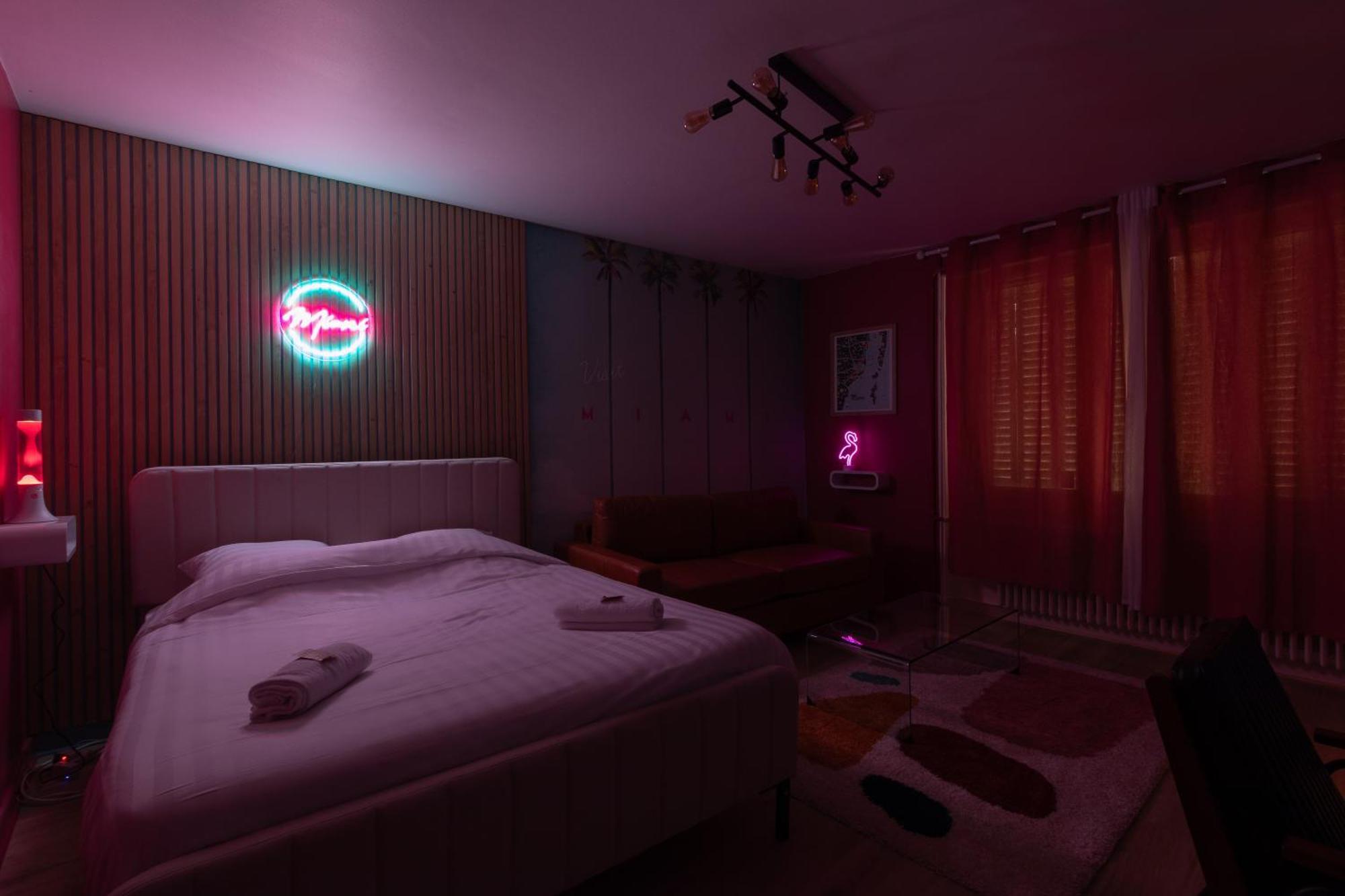 Apartment & Miami 70's - Proche Parking Et Epicerie Macon